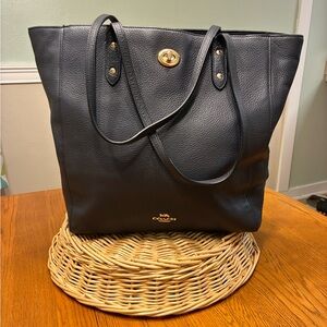 Coach F12184 Town Tote Midnight Navy
Pebble Leather Shoulder Bag Gold Hardware
